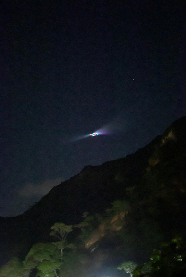 Luzes coloridas não identificadas registradas no céu sobre área de serra